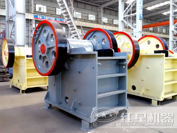 時(shí)產(chǎn)100-200噸碎石機(jī)車間