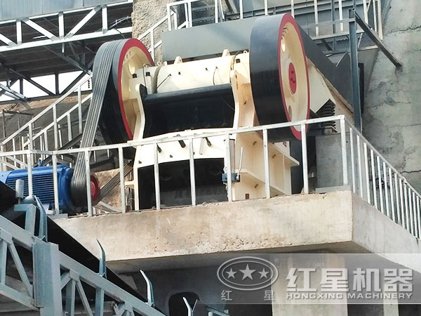 花崗巖顎式破碎機(jī)工作現(xiàn)場