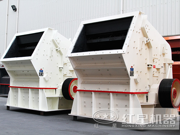 細(xì)碎設(shè)備——反擊式破碎機(jī)生產(chǎn)車(chē)間