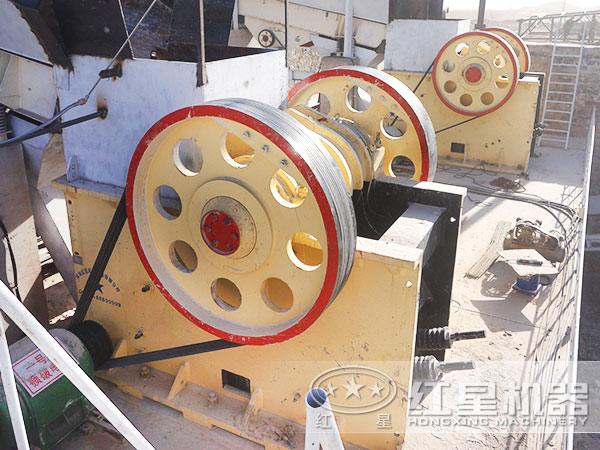 玄武巖破碎機(jī)工作現(xiàn)場