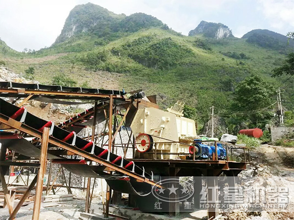 反擊式破碎機(jī)工作現(xiàn)場(chǎng)