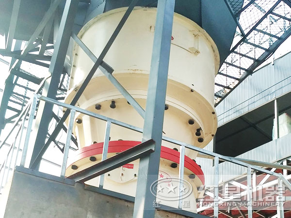 單缸圓錐破碎機(jī)工作現(xiàn)場