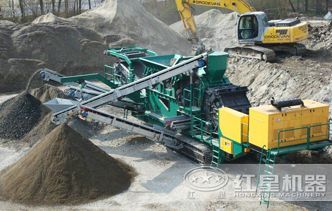 時(shí)產(chǎn)100立方石頭履帶式移動破碎機(jī)工作現(xiàn)場