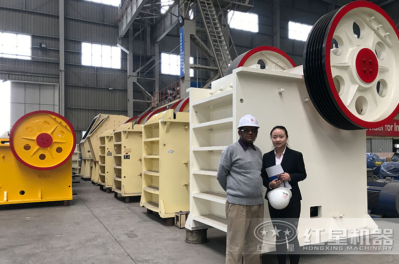 大型環(huán)保碎石破碎機(jī)客戶留影