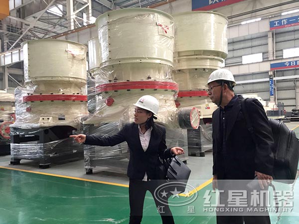 客戶參觀紅星打石頭設(shè)備車間