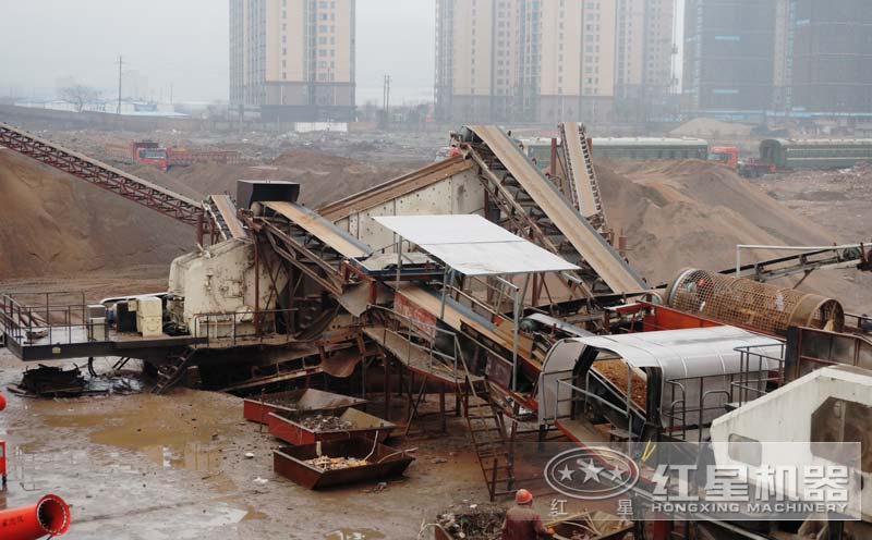 建筑垃圾粉碎機(jī)工作現(xiàn)場