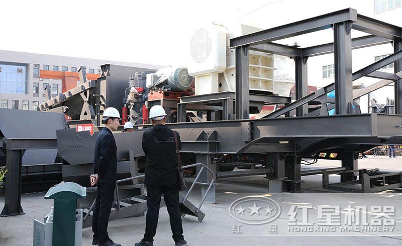 客戶參觀流動(dòng)碎石機(jī)