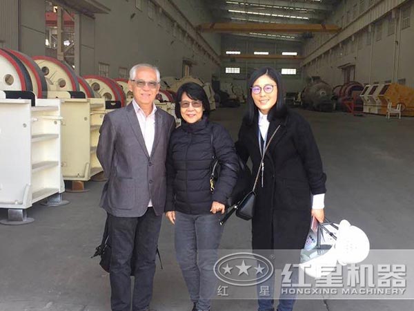 紅星客戶考察石子機(jī)車間