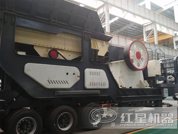 車載流動(dòng)碎石機(jī)，搭載顎式破碎機(jī)