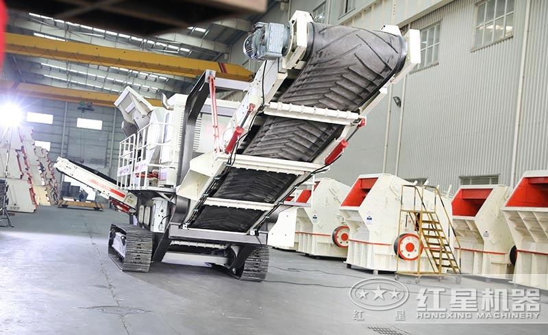 履帶式移動(dòng)破碎站車(chē)間