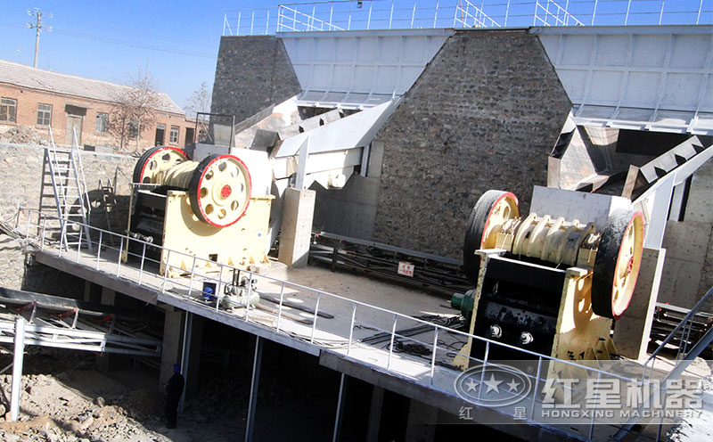 顎式破碎機(jī)工作現(xiàn)場(chǎng)