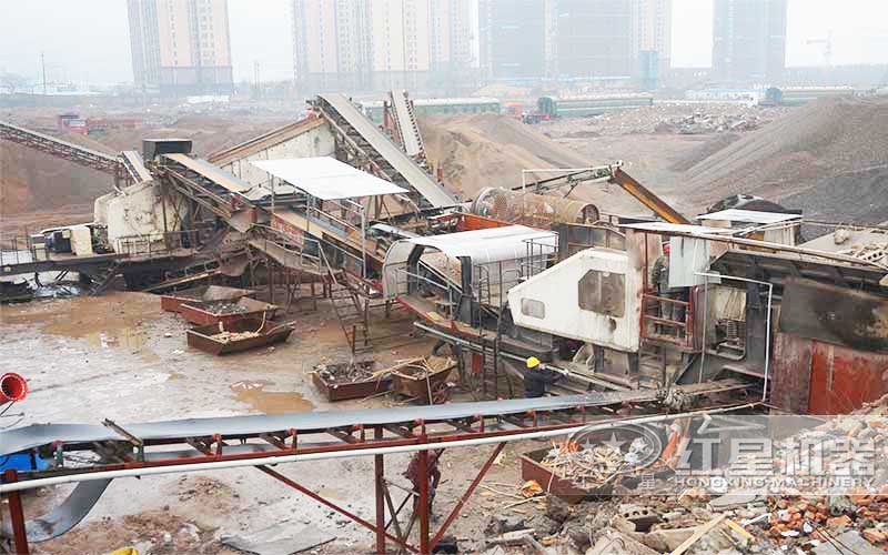 環(huán)保達(dá)標(biāo)的移動石子加工機(jī)現(xiàn)場