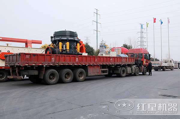 大型環(huán)保碎石破碎機(jī)發(fā)貨現(xiàn)場(chǎng)