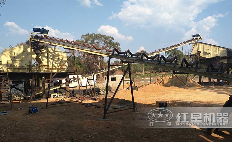 反擊式破碎機(jī)工作現(xiàn)場