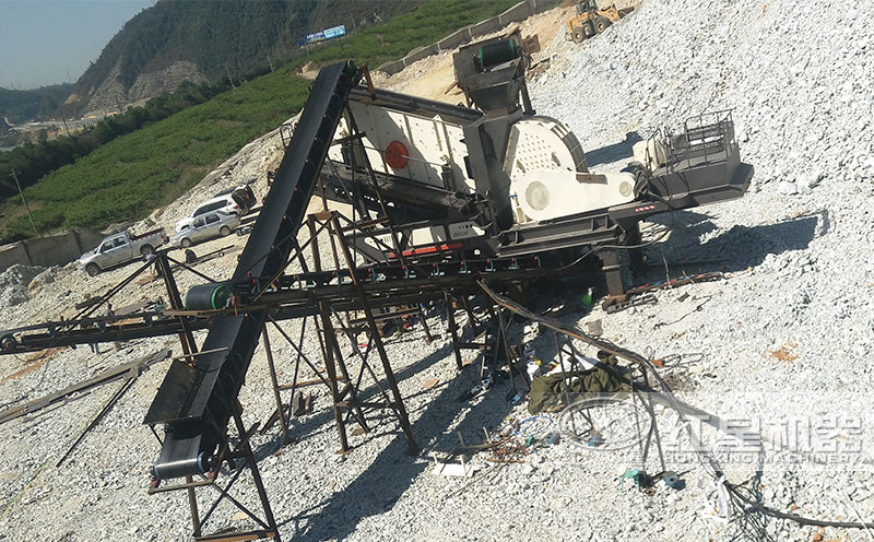 移動(dòng)式錘式破碎機(jī)工作現(xiàn)場(chǎng)