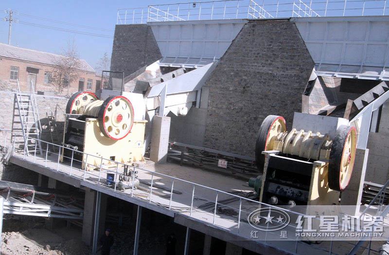 青石破碎現(xiàn)場(chǎng)之46破碎機(jī)