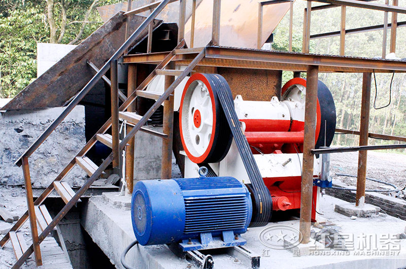 顎式破碎機生產(chǎn)現(xiàn)場