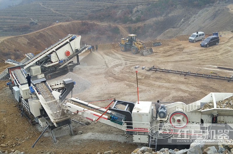 履帶移動(dòng)破碎機(jī)加工花崗巖現(xiàn)場(chǎng)