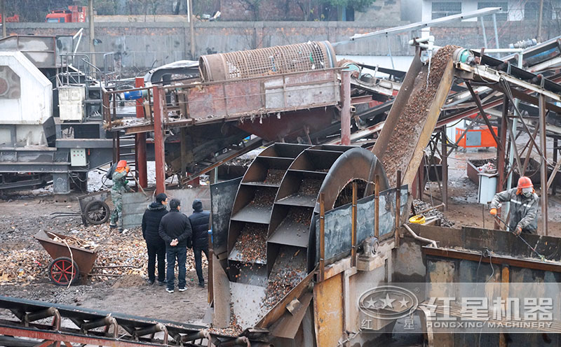 建筑垃圾碎石加工現(xiàn)場(chǎng)忙忙碌碌