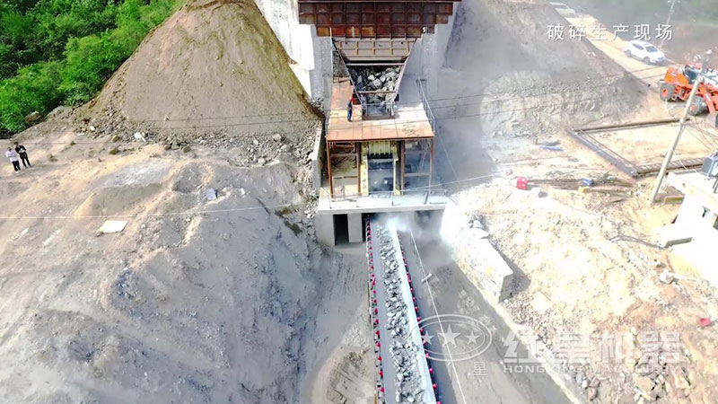 桐柏石子場(chǎng)生產(chǎn)線上的顎式破碎機(jī)設(shè)備