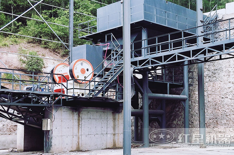 顎式破碎機(jī)工作現(xiàn)場