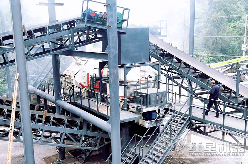 軟石料固定式石頭磨沙子現(xiàn)場