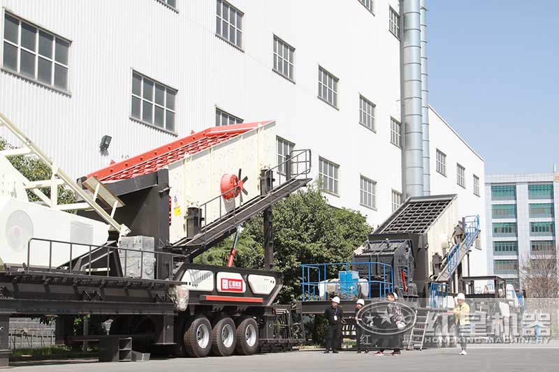 客戶前來廠家廠區(qū)考察流動制沙機