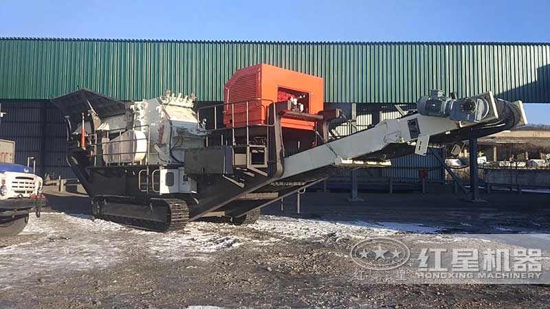 履帶移動反擊式破碎機(jī)工作現(xiàn)場