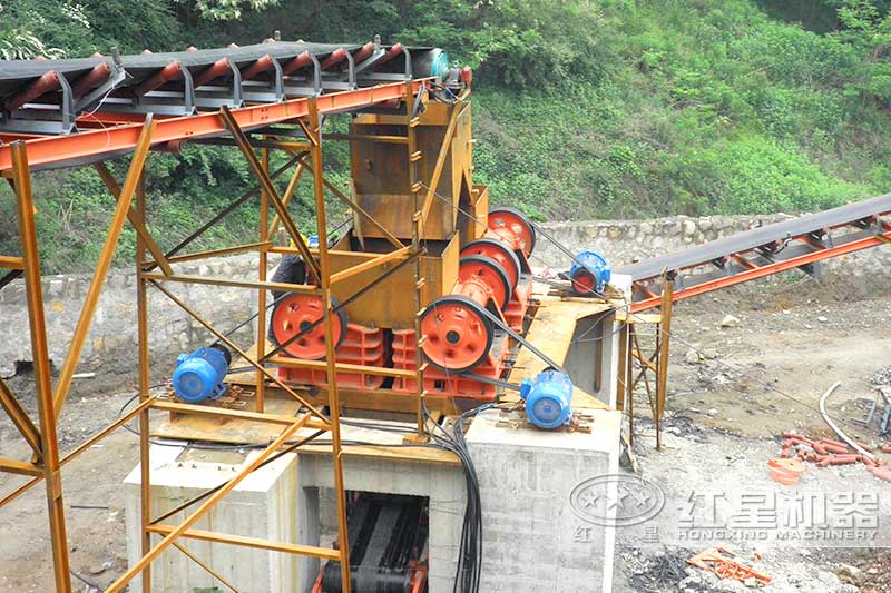 鄂式碎石機(jī)生產(chǎn)現(xiàn)場(chǎng)