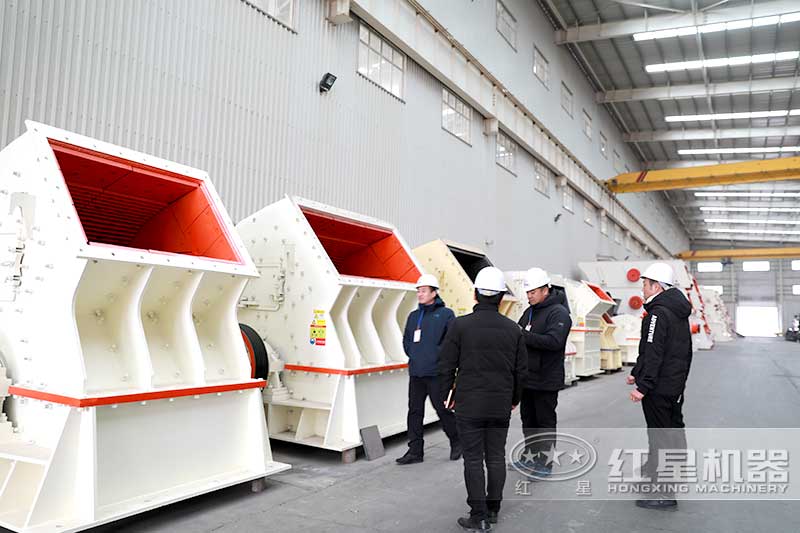 客戶來(lái)廠考察重錘式破碎機(jī)