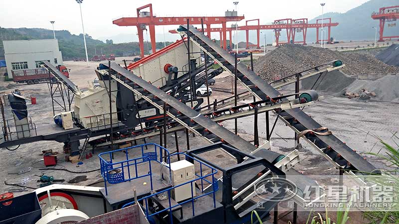 輪胎移動反擊式破碎機(jī)工作現(xiàn)場