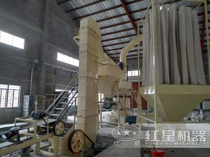 該現(xiàn)場采用小型顎式破碎機(jī)作中細(xì)碎作業(yè)