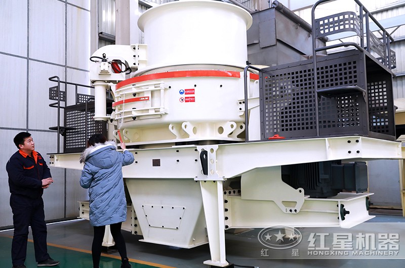 客戶正在考察HVI系列花崗巖大型制沙機(jī)設(shè)備