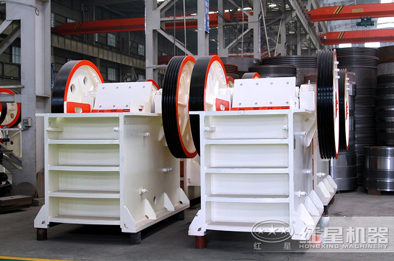 顎式破碎機(jī)車(chē)間實(shí)拍