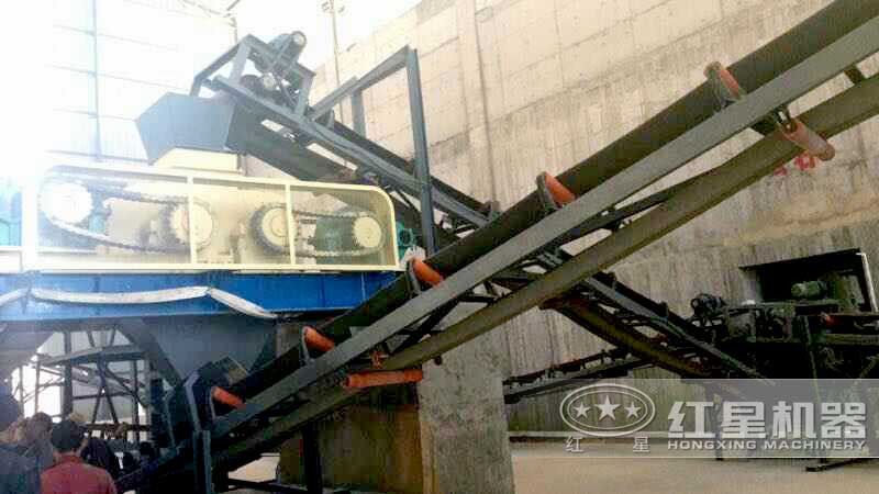 國(guó)外某石料加工場(chǎng)使用的對(duì)輥式破碎機(jī)