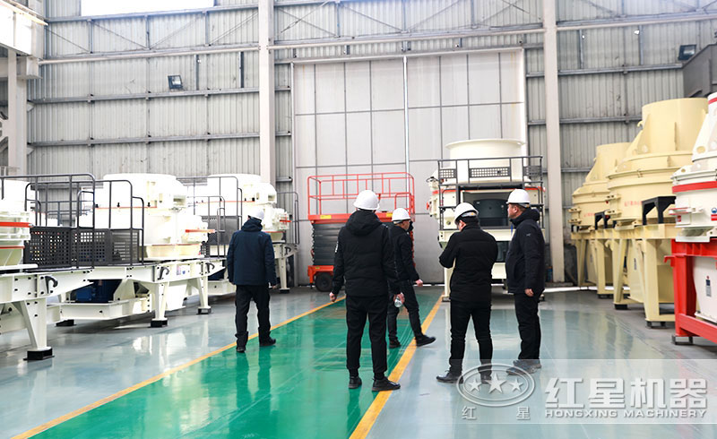 客戶參觀制砂機(jī)車(chē)間