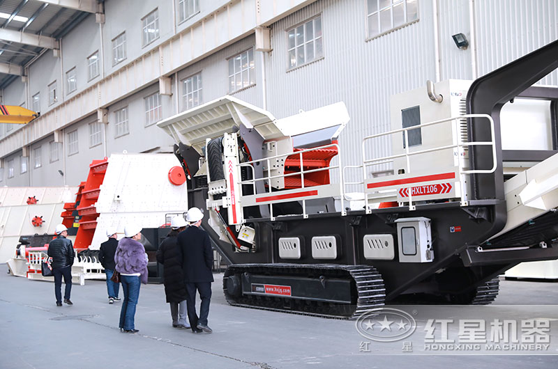 客戶來(lái)廠參觀移動(dòng)破碎機(jī)