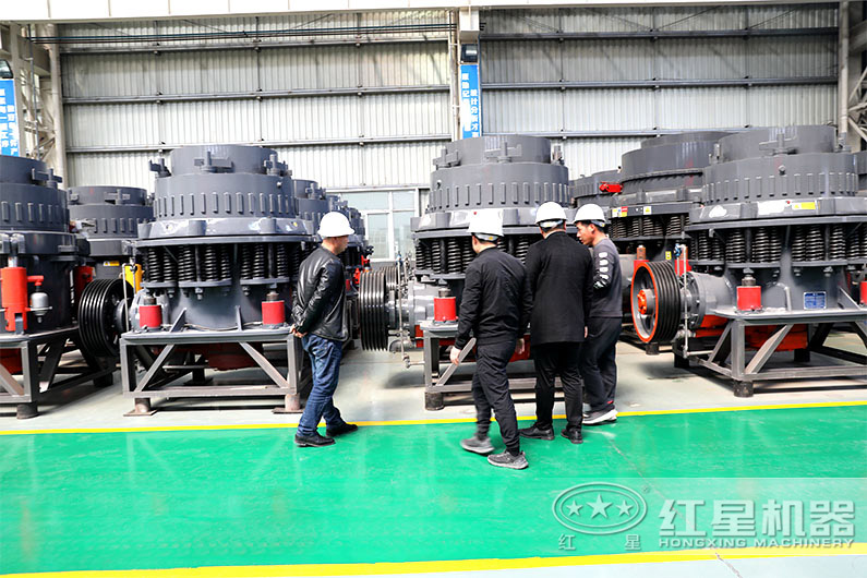 客戶(hù)參觀(guān)復(fù)合型圓錐破碎機(jī)
