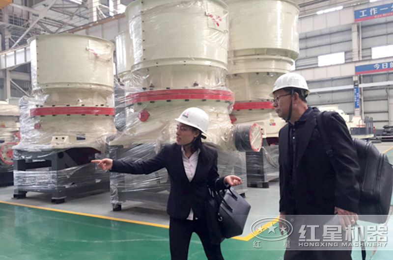 客戶(hù)考察紅星圓錐破碎機(jī)車(chē)間