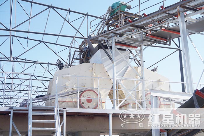 反擊式破碎機破碎現(xiàn)場