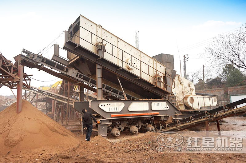 正在工作中的移動(dòng)式制砂機(jī)