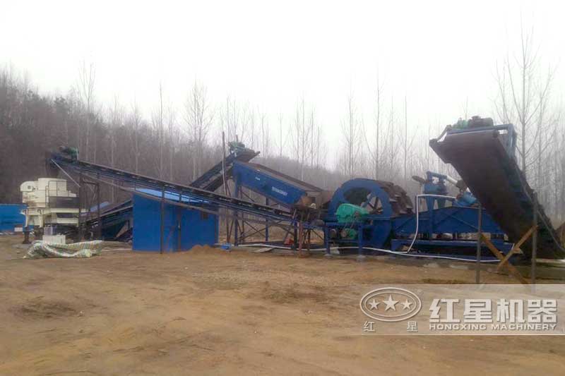 一小型固定式制砂工作現(xiàn)場