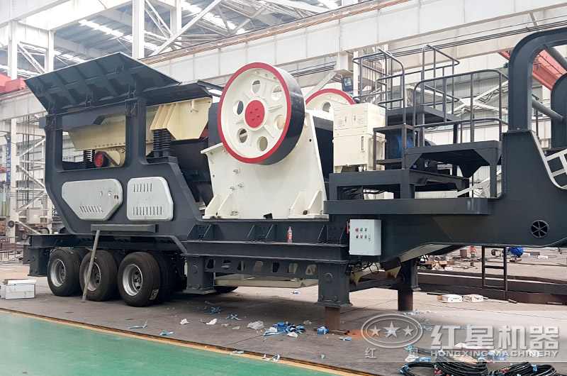 輪胎移動(dòng)破碎機(jī)，搭載顎式破碎機(jī)