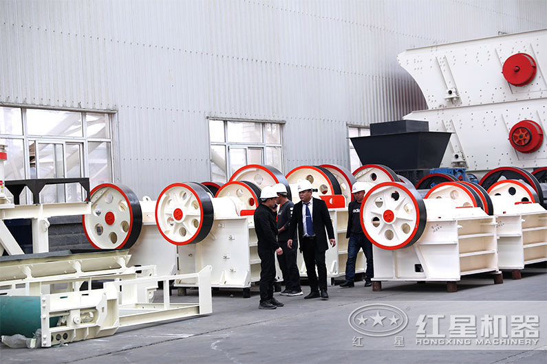 客戶(hù)參觀(guān)小型顎式破碎機(jī)