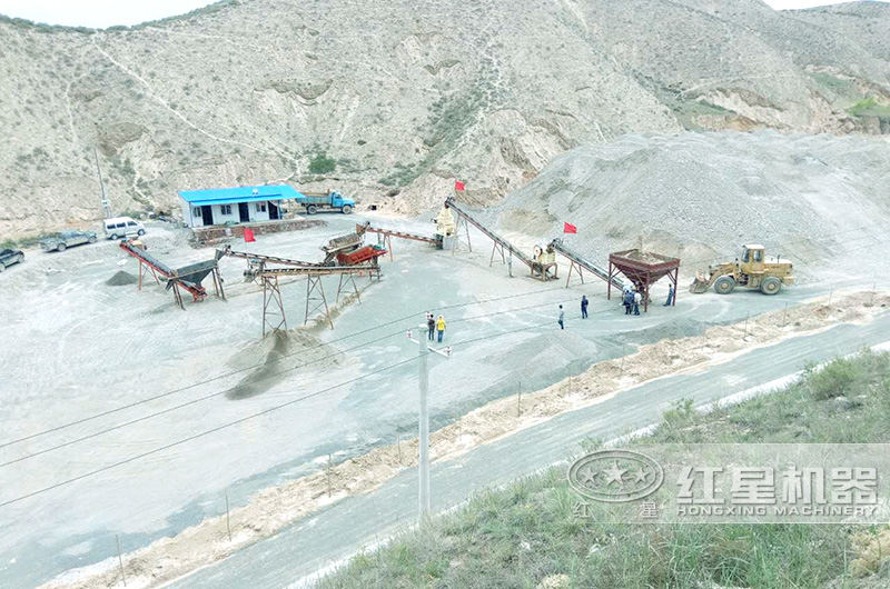 時(shí)產(chǎn)10噸左右制砂生產(chǎn)線(xiàn)現(xiàn)場(chǎng)