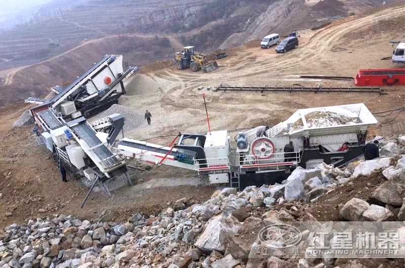 履帶車載碎石機在山上開展碎石作業(yè)