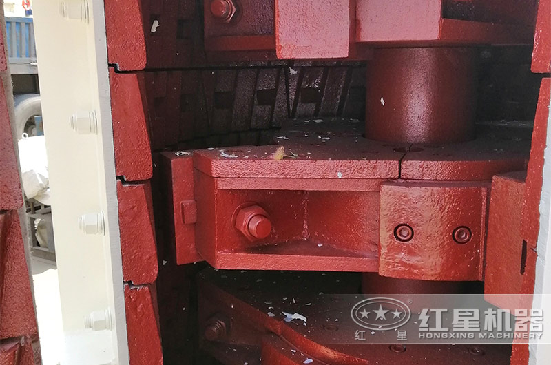 立式粉碎機采用立軸上下安置設(shè)計