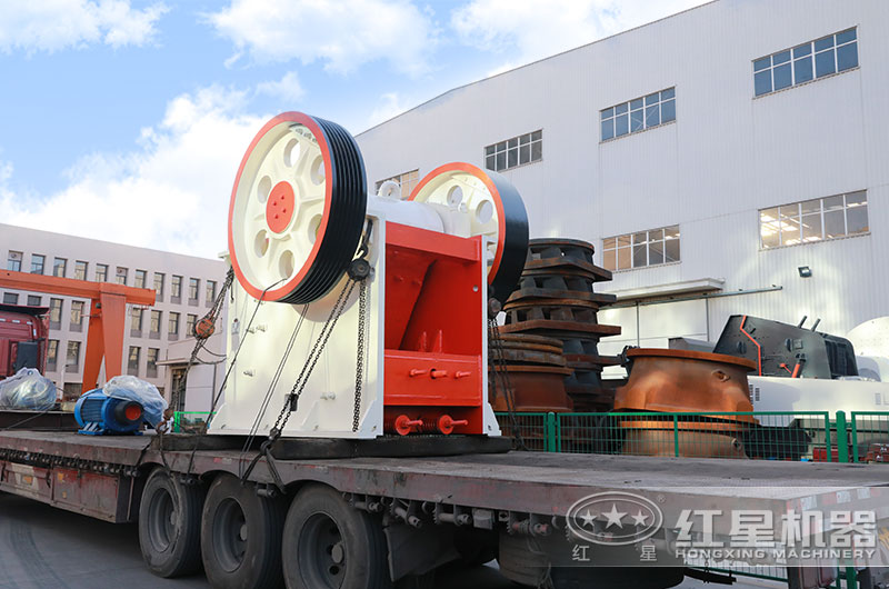 紅星1215鄂破設備發(fā)貨現場