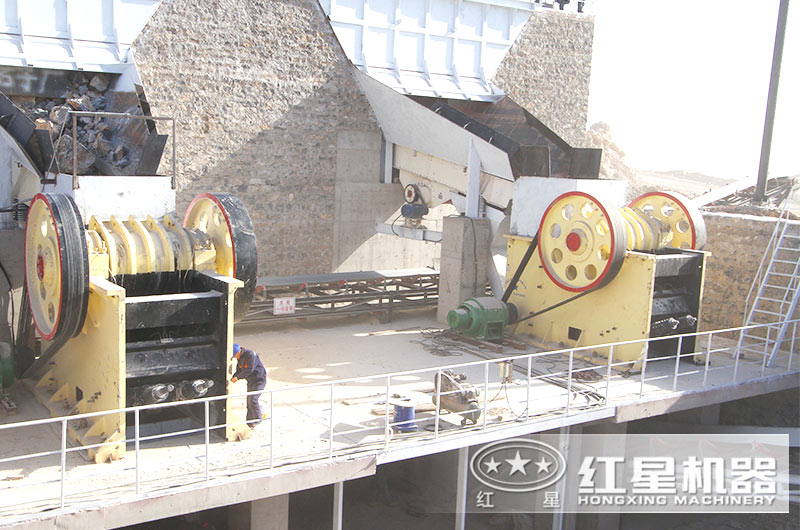 大型顎式破碎機生產(chǎn)現(xiàn)場
