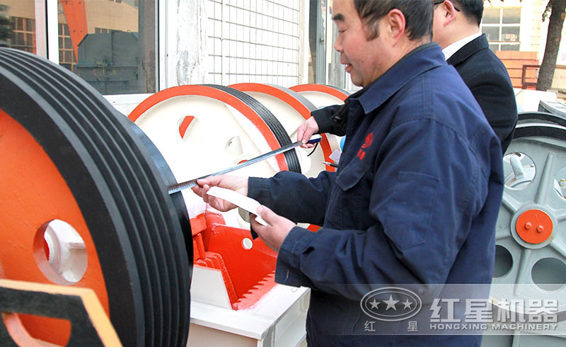 紅星工作人員檢查設(shè)備現(xiàn)場(chǎng)